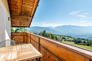 Outdoor dining - Studio Apartment 'Spinges' with Mountain View, Private Terrace and Wi-Fi (Maranza)