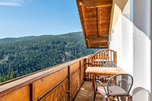 Outdoor dining - Studio Apartment 'Spinges' with Mountain View, Private Terrace and Wi-Fi (Maranza)