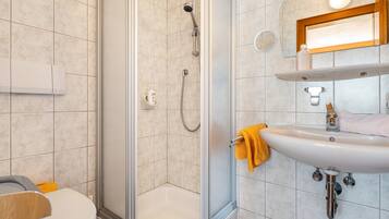 Dusche, Haartrockner, Handtücher