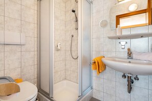Shower, hair dryer, towels - Cozy Waldblick Apartment with Mountain Views & Terrace in Meransen (Maranza)