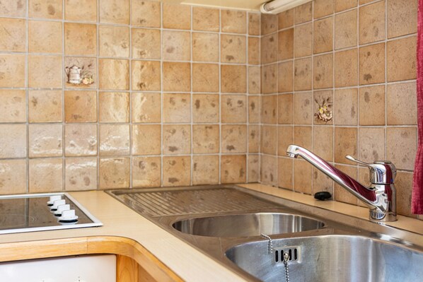 雪櫃、微波爐、焗爐、爐具