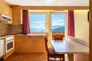 Fridge, microwave, oven, stovetop - Cozy Waldblick Apartment with Mountain Views & Terrace in Meransen (Maranza)