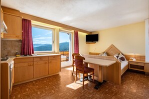 Free WiFi, bed sheets - Cozy Waldblick Apartment with Mountain Views & Terrace in Meransen (Maranza)