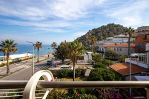 Property grounds - Holiday Apartment 'Solkira' close to the Beach with Sea View, Balcony & Wi-Fi (Capo d'Orlando)