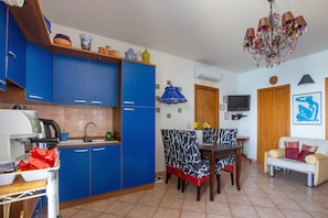 A compact living space with a kitchen, dining area, and seating area. - Holiday Apartment 'Solkira' close to the Beach with Sea View, Balcony & Wi-Fi (Capo d'Orlando)