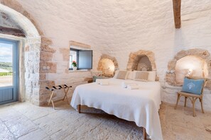 2 bedrooms, free WiFi, bed sheets - Villa 'Torre dei Trulli' with Pool, Garden, Terrace and Wi-Fi (Putignano)