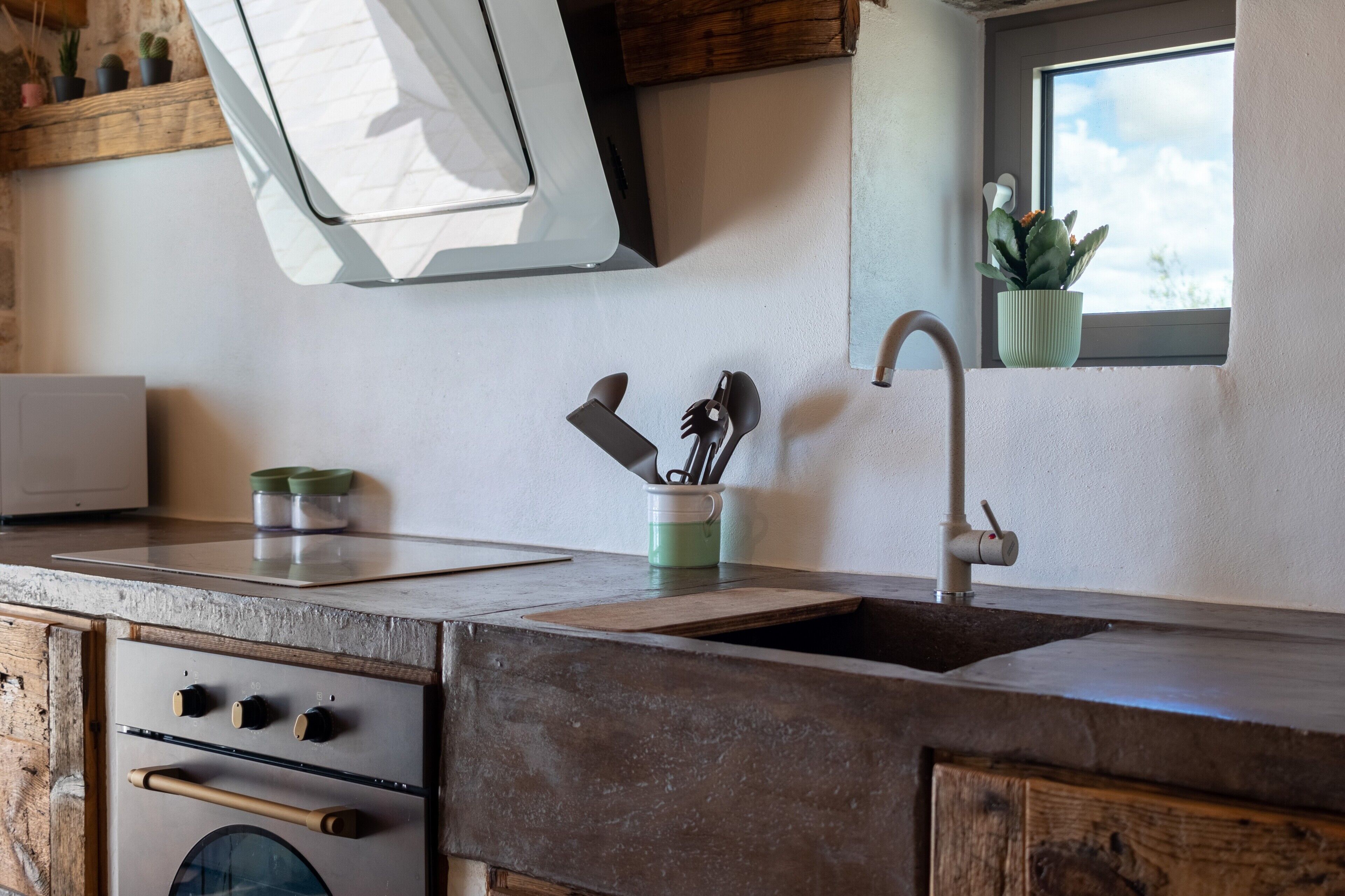 Frigorifero, microonde, forno, piano cottura