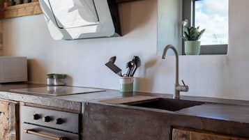 Frigorifero, microonde, forno, piano cottura