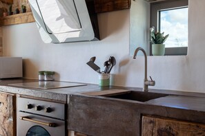 Frigorifero, microonde, forno, piano cottura