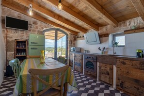 Frigorifero, microonde, forno, piano cottura