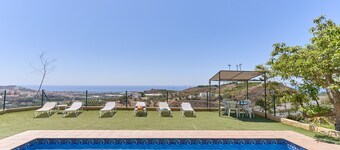 Vakantiehuis 'Villa Torrox Costa' met Uitzicht op Zee, Zwembad, Tuin & Wifi