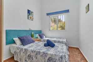 3 bedrooms, iron/ironing board, free WiFi, bed sheets