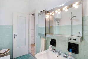 Bathtub, hair dryer, towels