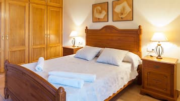 4 bedrooms, iron/ironing board, free WiFi