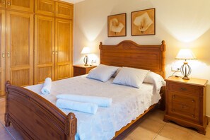 4 bedrooms, iron/ironing board, free WiFi