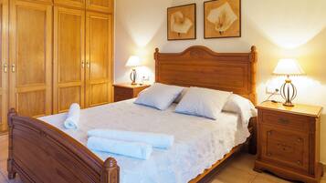 4 bedrooms, iron/ironing board, free WiFi