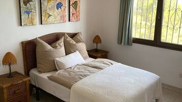 4 slaapkamers, een strijkplank/strijkijzer, gratis wifi, beddengoed