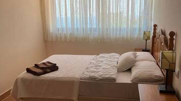 4 bedrooms, iron/ironing board, free WiFi, bed sheets