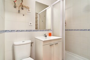 Shower, hair dryer, towels - Apartment "Almijara 2" with Shared Pool & Wi-Fi (Nerja)