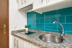 Fridge, microwave, stovetop, coffee/tea maker - Studio Apartment "Deluxe El Faro" with Sea View, Shared Pool & Wi-Fi (Torrox Costa)