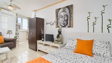 Tabla de planchar con plancha y ropa de cama