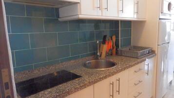 Kjøleskap, mikrobølgeovn, kokeplater og kaffetrakter/tekoker