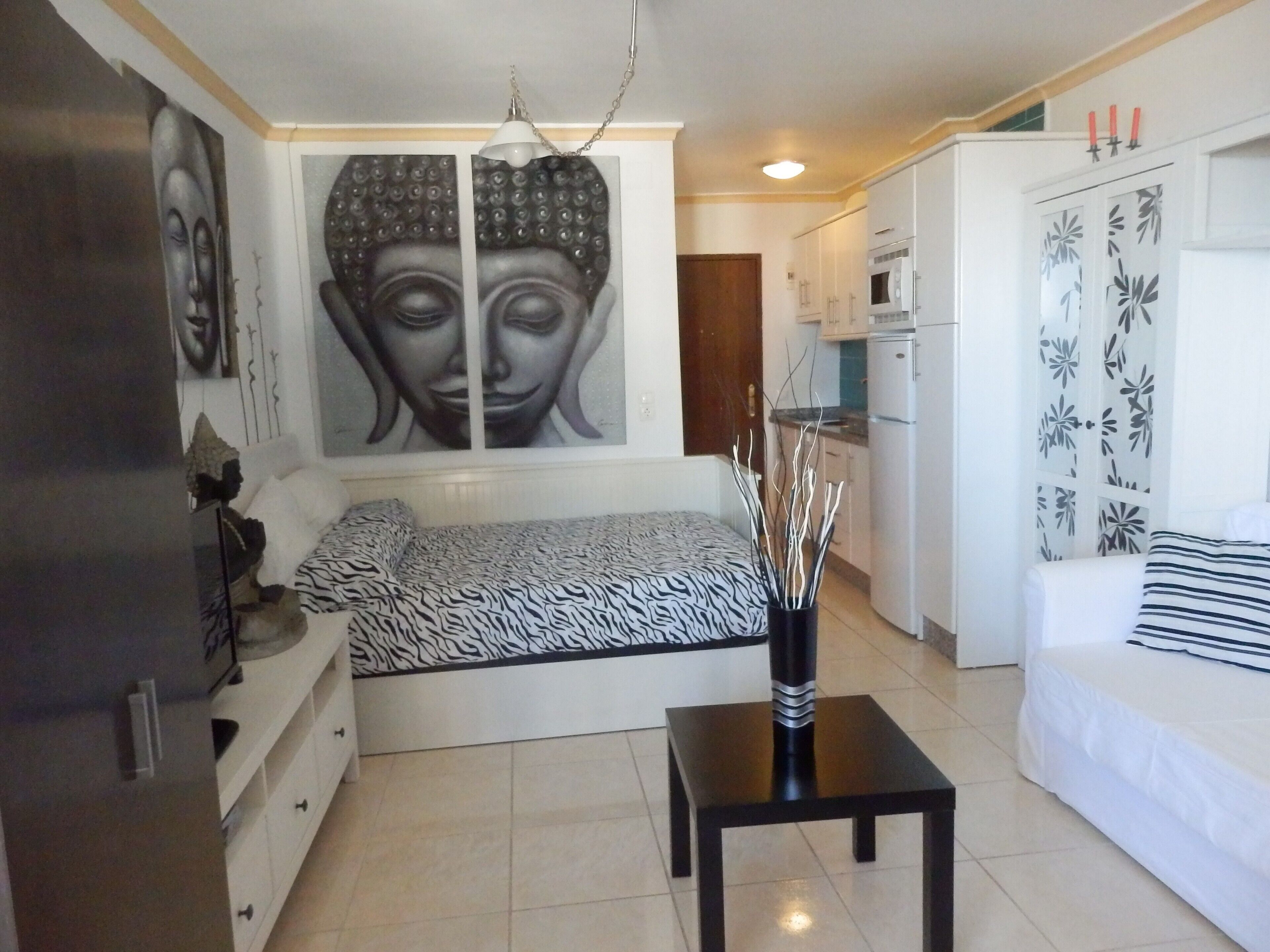 Iron/ironing board, bed sheets