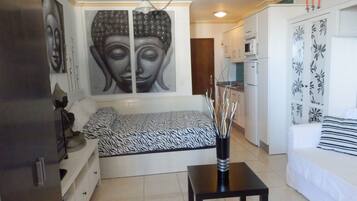 Iron/ironing board, bed sheets