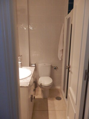 Shower, hair dryer, towels - Studio Apartment "Deluxe El Faro" with Sea View, Shared Pool & Wi-Fi (Torrox Costa)