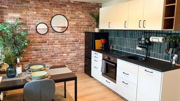 Fridge, oven, stovetop, dishwasher