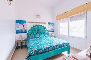 2 bedrooms, desk, WiFi, bed sheets
