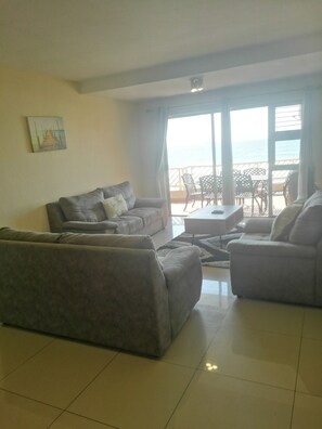 Family Apartment | Living area | Flat-screen TV - 15 Isikhulu (eMdloti)