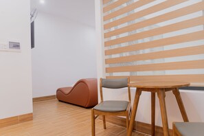 Kahden hengen deluxe-huone | Työpöytä, kannettavalle tietokoneelle sopiva työtila, pimennysverhot