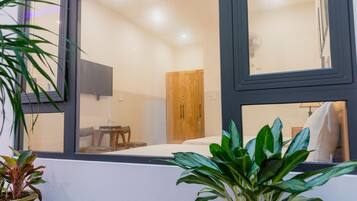 Family Room | Desk, laptop workspace, blackout drapes, WiFi (free)