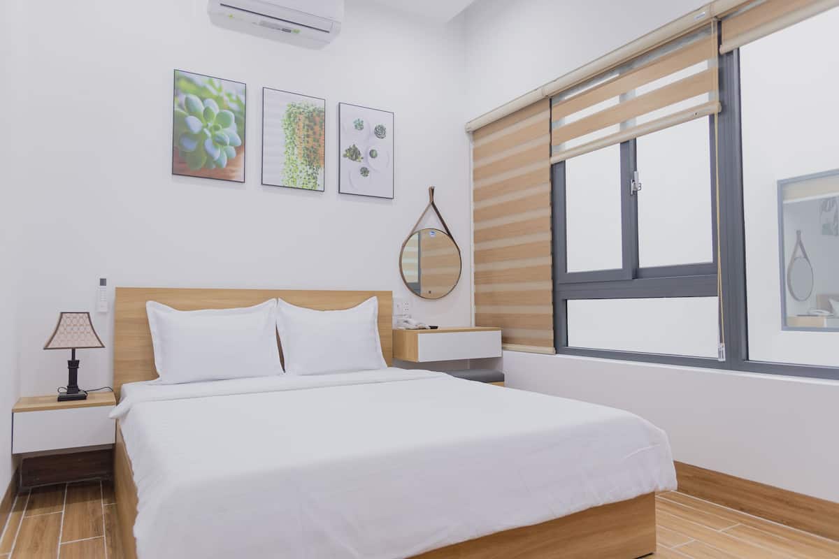 Deluxe Double Room | 1 bedroom, desk, laptop workspace, blackout drapes