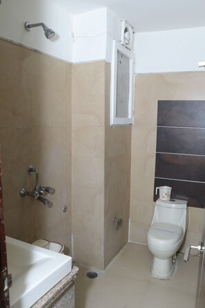 Shower, rainfall showerhead, free toiletries, towels