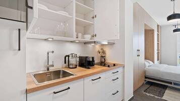 Kühlschrank, Mikrowelle, Ofen, Herdplatte