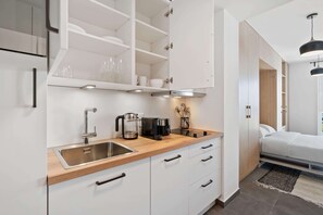 Kühlschrank, Mikrowelle, Ofen, Herdplatte