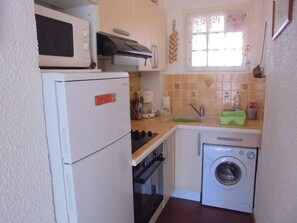 Fridge, microwave, oven - Apartment for 4, 2 rooms, near sea (Argelès-sur-Mer)