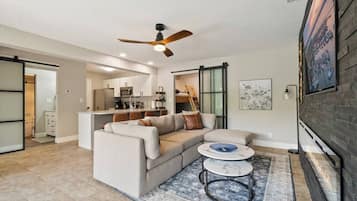 Una televisión, una chimenea, una oficina