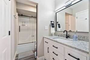 Bañera, secador de pelo y toallas