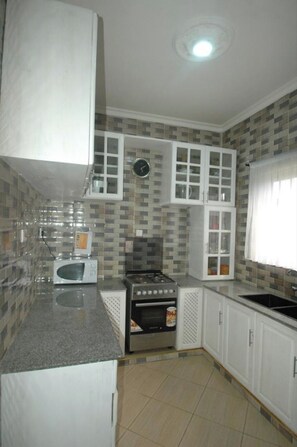 Réfrigérateur, four à micro-ondes, un four, surface de cuisson