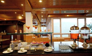 Café da manhã com buffet todos os dias (INR 550 por pessoa)