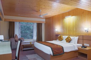 Suite ejecutiva | Ropa de cama de alta calidad, minibar y escritorio