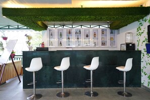 Bar (on property) - Treenz Hotels (Gangtok)