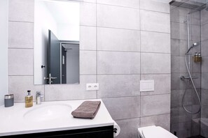 Douche, sèche-cheveux, serviettes fournies