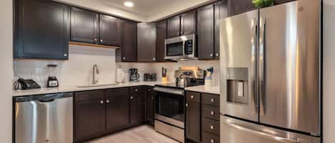 Refrigerador, microondas, horno y parrilla de estufa