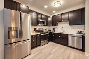 Kjøleskap, mikrobølgeovn, ovn og kokeplater