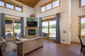 TV, fireplace