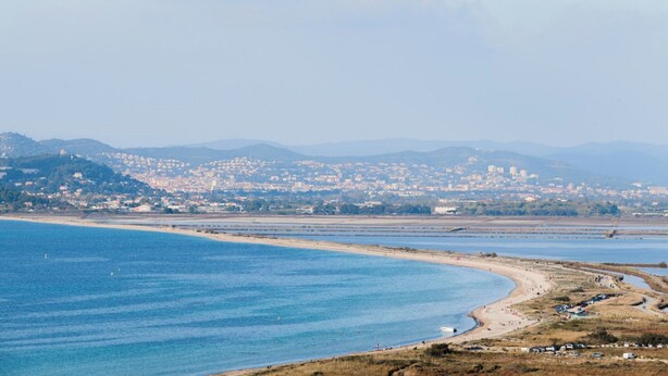 A coastal cityscape with a beach and residential areas in the background. - Appartement T2 Dans Villa à la Campagne (Solliès-Toucas)
